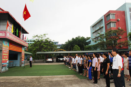 Nhà trường nghiêm chỉnh thực hiện chế độ chào cờ đầu tuần hàng tháng.